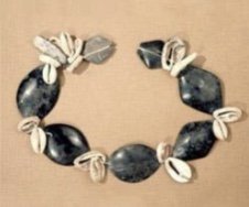 Colar de obsidiana e búzios de 5.000 a.C 