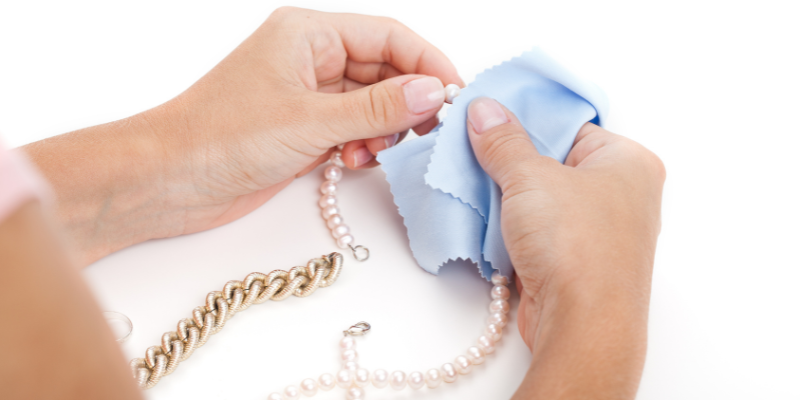 Como limpar suas semijoias de forma rápida e fácil.