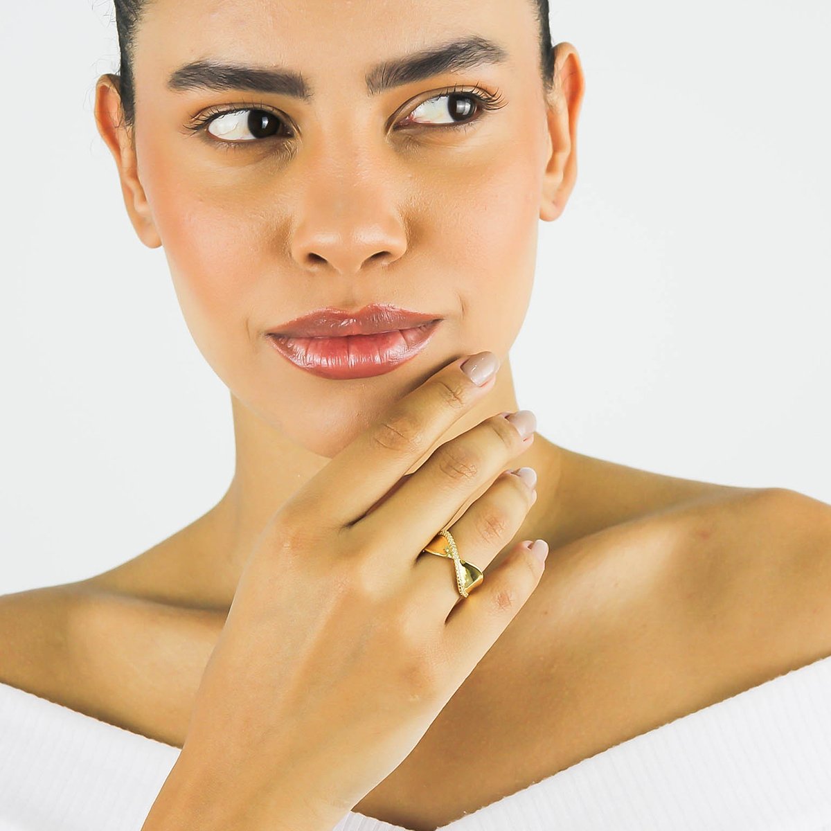 Anel Torcido Com Zircônias - Banhado A Ouro 18k